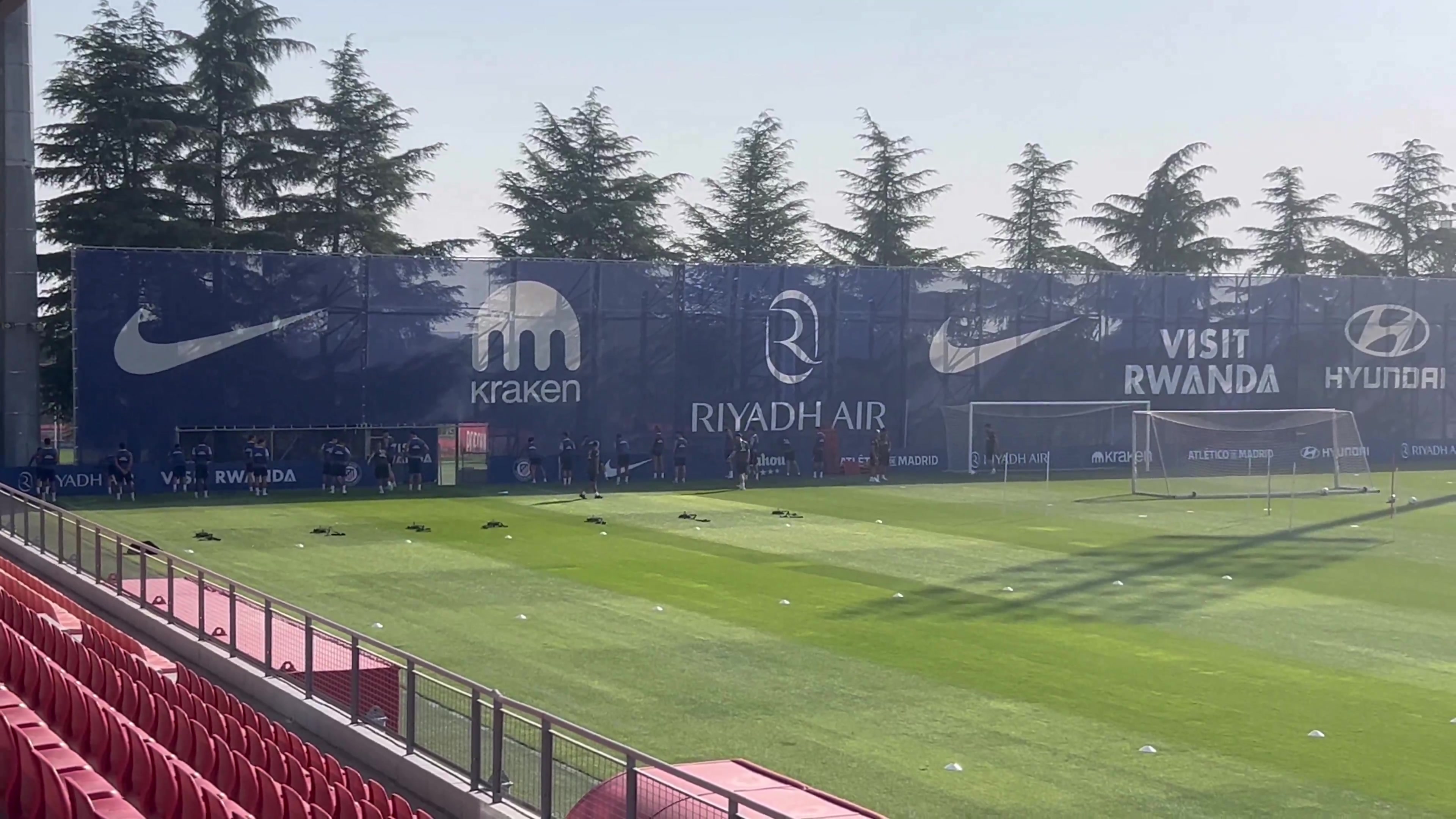 巴里奥斯参与常规训练吉梅内斯康复中，索尔洛特出现肌肉痉挛